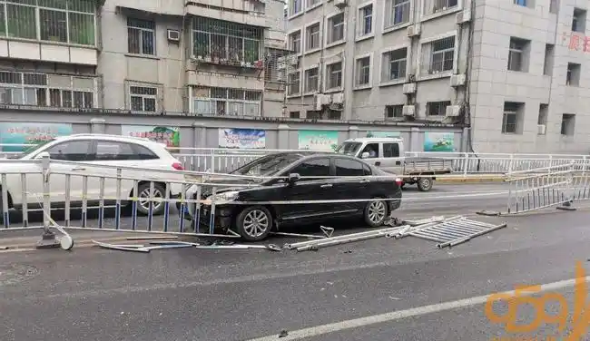 安康城区隔离护栏频频被撞什么原因