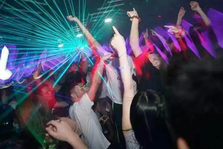 那些夜场蹦迪的女孩儿后来都怎么样了