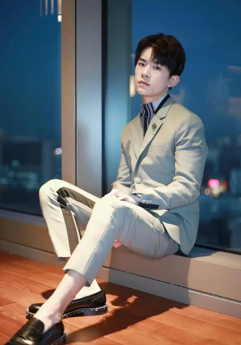 1,易烊千玺平常更喜欢坐高铁而不是飞机,只要行程不匆忙他都会坐高铁