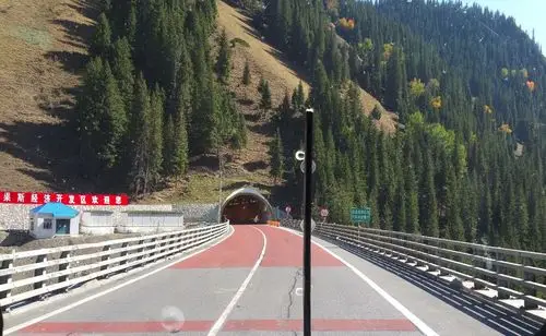 前面是全长1524米单向双车道的将军沟隧道.