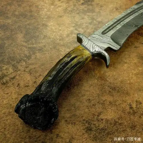 「鉴赏」大马士革钢鹿角柄猎刀