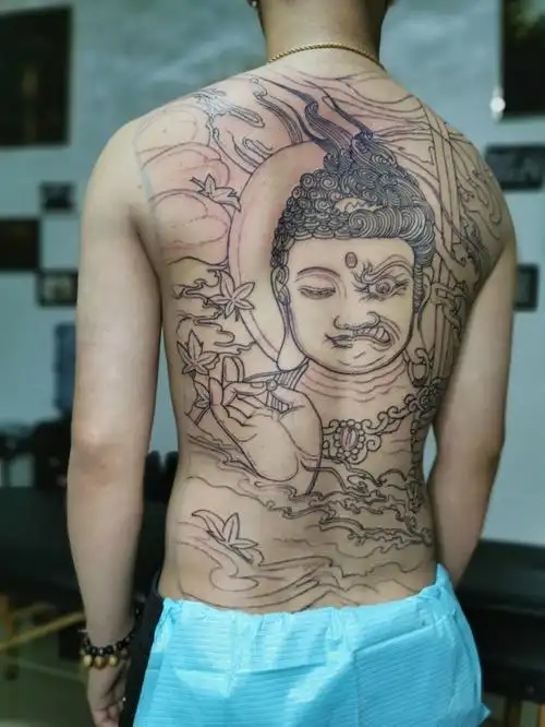 满背纹身半佛半不动明王纹身