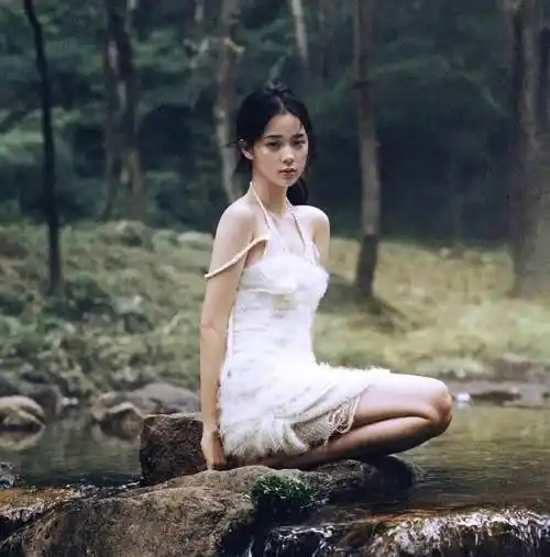 欧阳娜娜性感白裙,跪坐水中,眼神魅惑,女人味十足_身材_短裙_留言