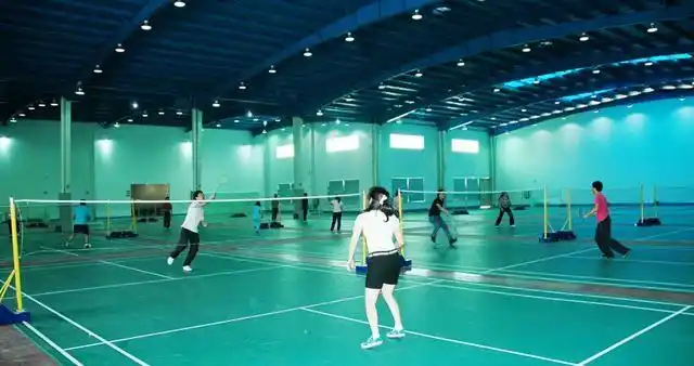 羽毛球场高度最低要求是多少米?羽毛球属于无氧运动吗?