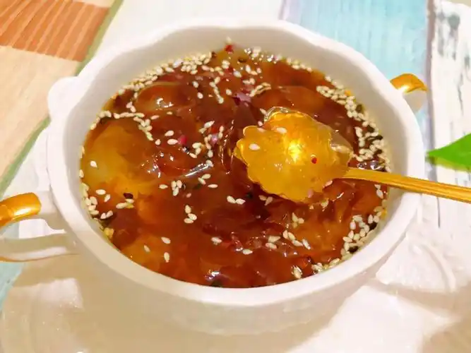 冰粉是四川地区的一道名小吃.