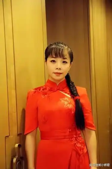 回顾草根歌手王二妮因星光大道走红风光背后都是艰辛与泪水