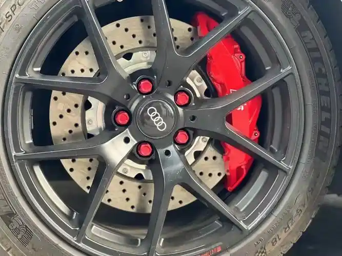 奥迪a4l改装升级布雷博gt6刹车卡钳.