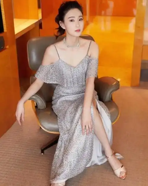 她被吴京带火, 脱下军装美到惊艳|吴京|侯梦莎|军装_新浪新闻