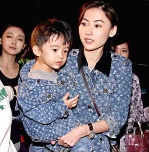 所以,一直以来网上都有人把谢振轩说成是"小谢霆锋",大家都对他的成年