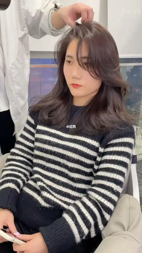 头发不想染漂的颜色可以选择它,不用漂也是有点雾感也不是普通的棕色