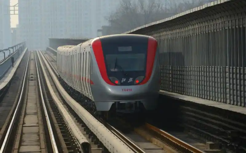 北京地铁八通线红蛇sfm02tq414号原厂列车上行方向驶入通州北苑站