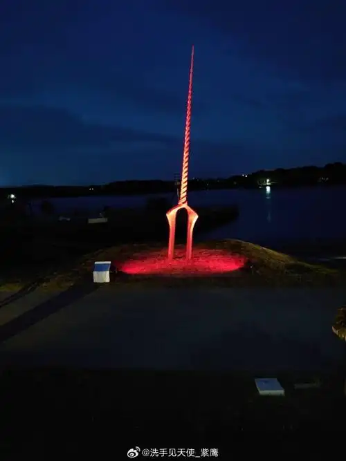 全长超7m的「朗基努斯之枪」于山口县宇部市常磐公园登场#eva##新世纪