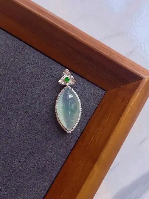 氛围感满满胶感很足的马眼翡翠吊坠