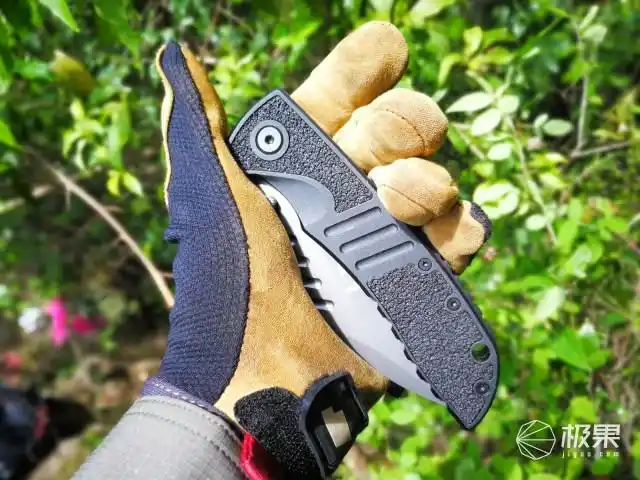 切削砍劈,既是防身利器,也是户外必备工具 — 汉道蛮牛折叠刀体验