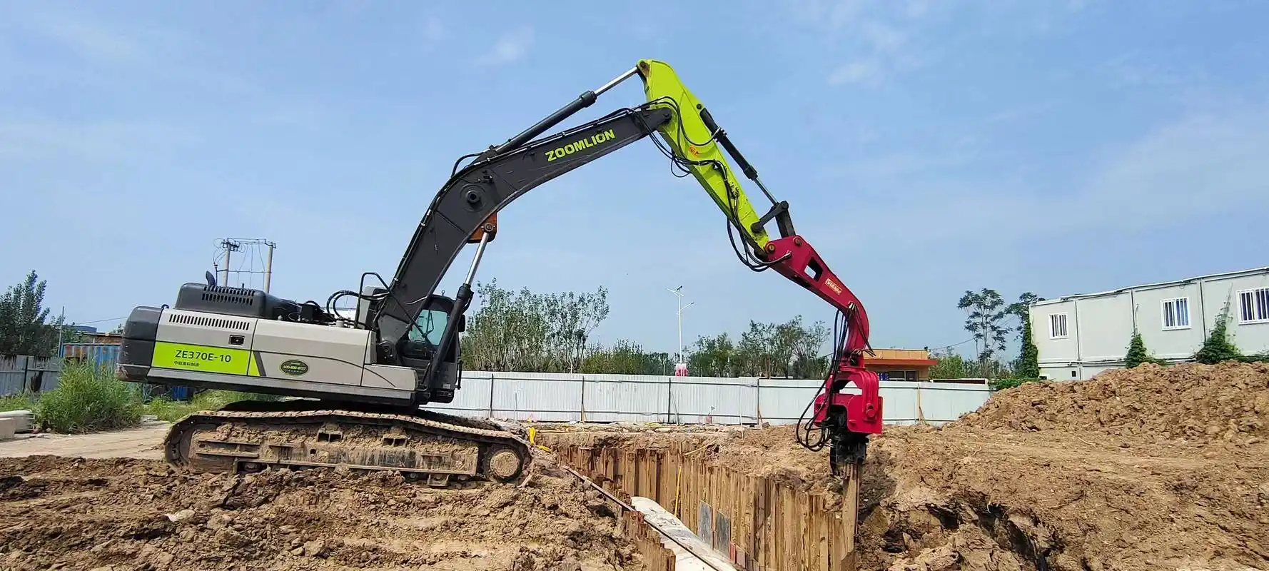 高效施工——打桩机现场起拔9米钢板桩