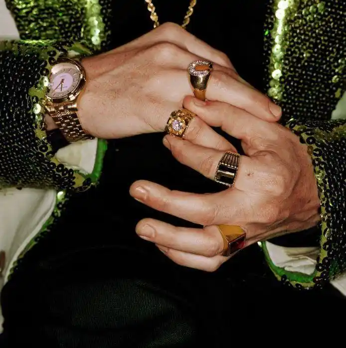 流浪汉假扮国际富二代骗了几百万就靠这几条朋友圈