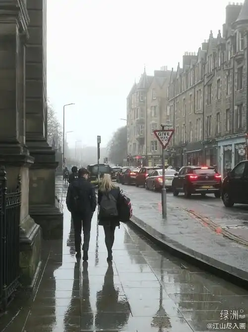 适合city walk,城市不大,每个角度都厚重耐看,转角遇见的都是经典场景