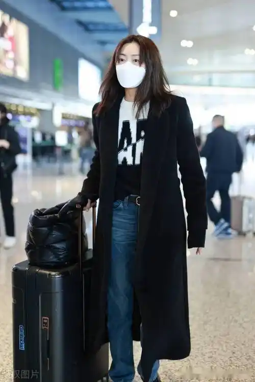 街拍:刘雯穿黑色大衣牛仔长裤气质出众走路带风_机场_刘雯_大衣