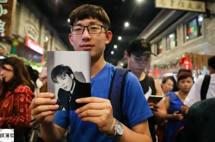 2000万粉丝的摩登兄弟火了美女粉丝打飞的仅为一张合照