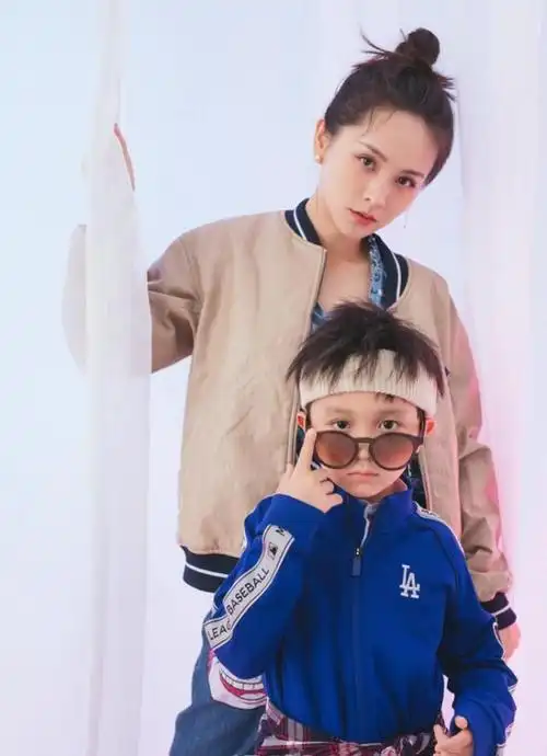 邓莎久违与儿子拍大片大麟子穿西装戴墨镜超帅母子同框似姐弟