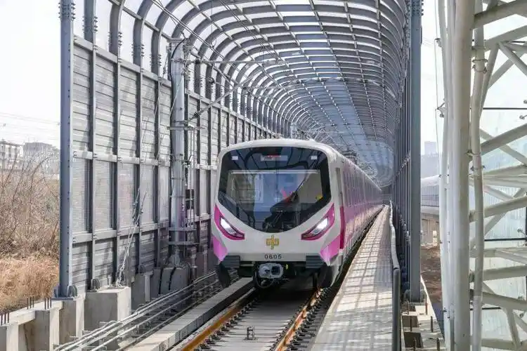 6号线一期首通段采用a型列车6辆编组,首次采用五彩列车,融入中原文化