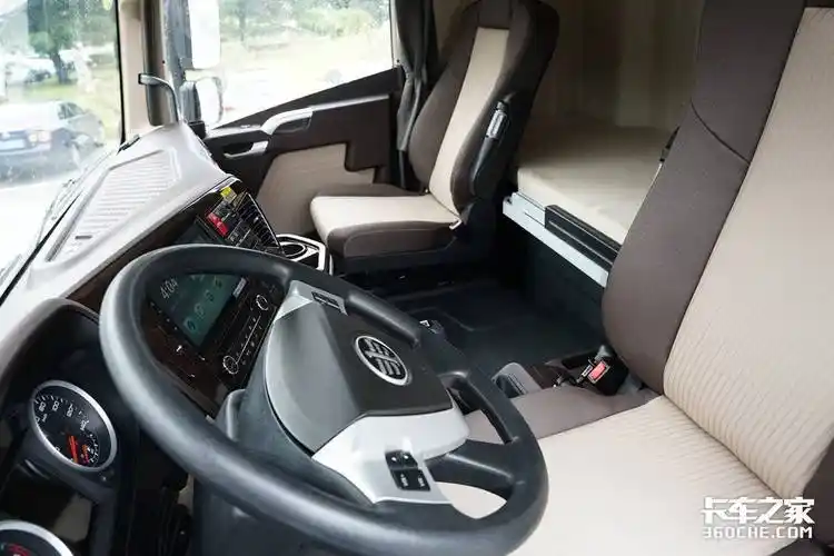 内饰大变样 前四后四解放jh6也有平地板_青岛解放_解放jh6_卡车之家