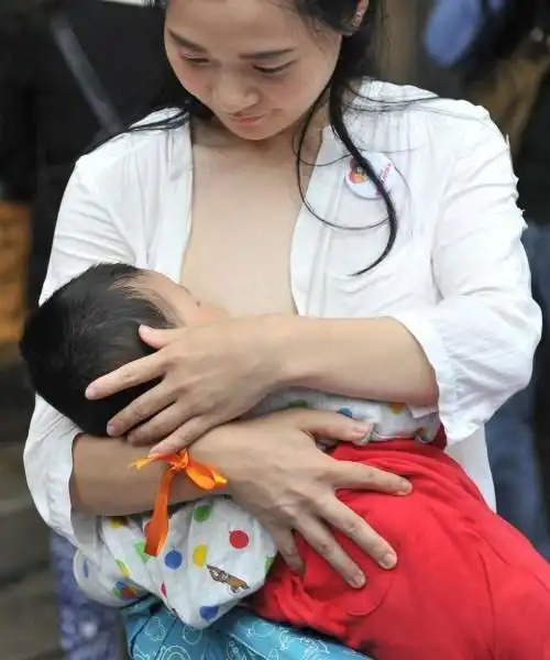 福州百余名母乳妈妈在街上进行"哺乳快闪"