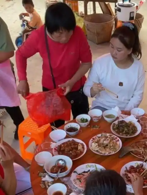 广东大妈吃酒席,菜刚上桌就想打包走,上菜阿姨一个动作教她做人_网友