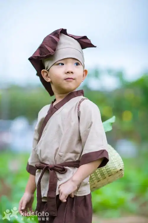 爸爸竟然把儿子打扮成了一位小农民去干农活!