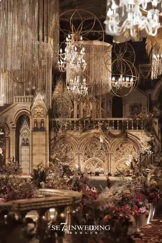 大气复古的欧式古堡婚礼,高贵典雅的金色现场