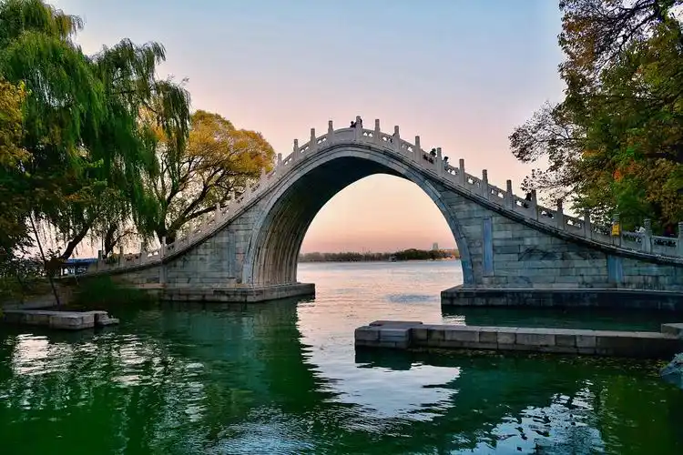 玉带桥是连接颐和园昆明湖与玉泉山的必经水道,玉带桥拱高而薄,形若