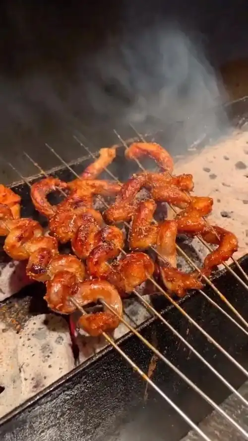 生烤羊鞭来了,我一个人可吃不完,你要来尝尝吗,美味美食