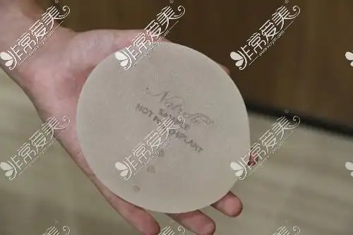 娜绮丽隆胸假体照片