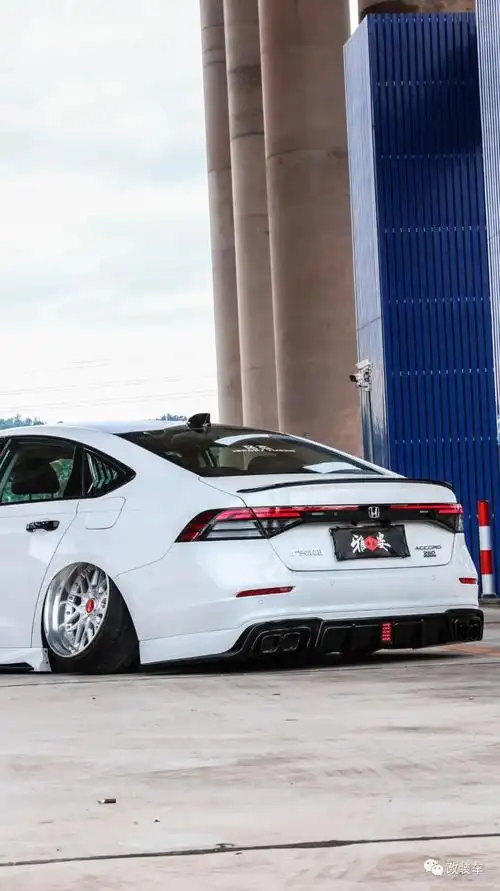 低趴姿态风的本田11代雅阁,改装后没有了那股"商务味"