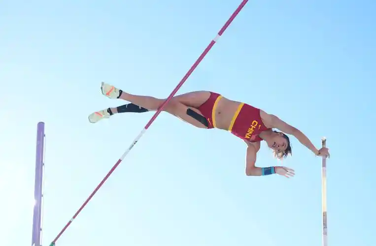 女子撑杆跳高决赛徐惠琴获第13名