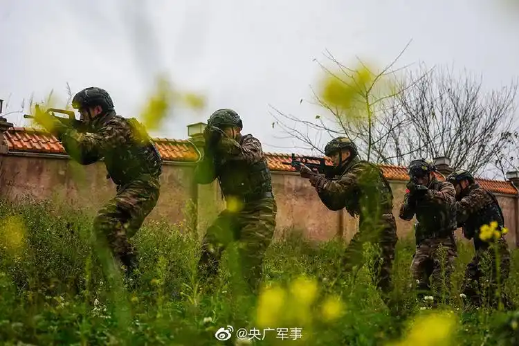 武警魔鬼周训练新型面罩出镜帅炸