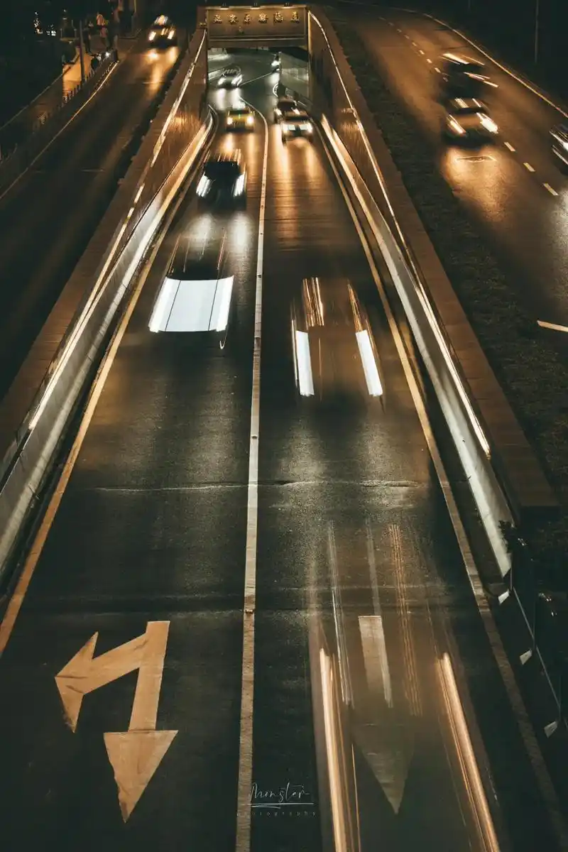 总有人会拥抱你所有的孤独#摄影 #城市的夜晚 #街景随拍 # - 抖音