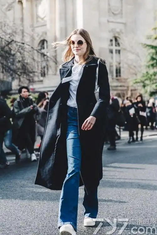 牛仔喇叭裤配什么上衣 玩转复古情怀