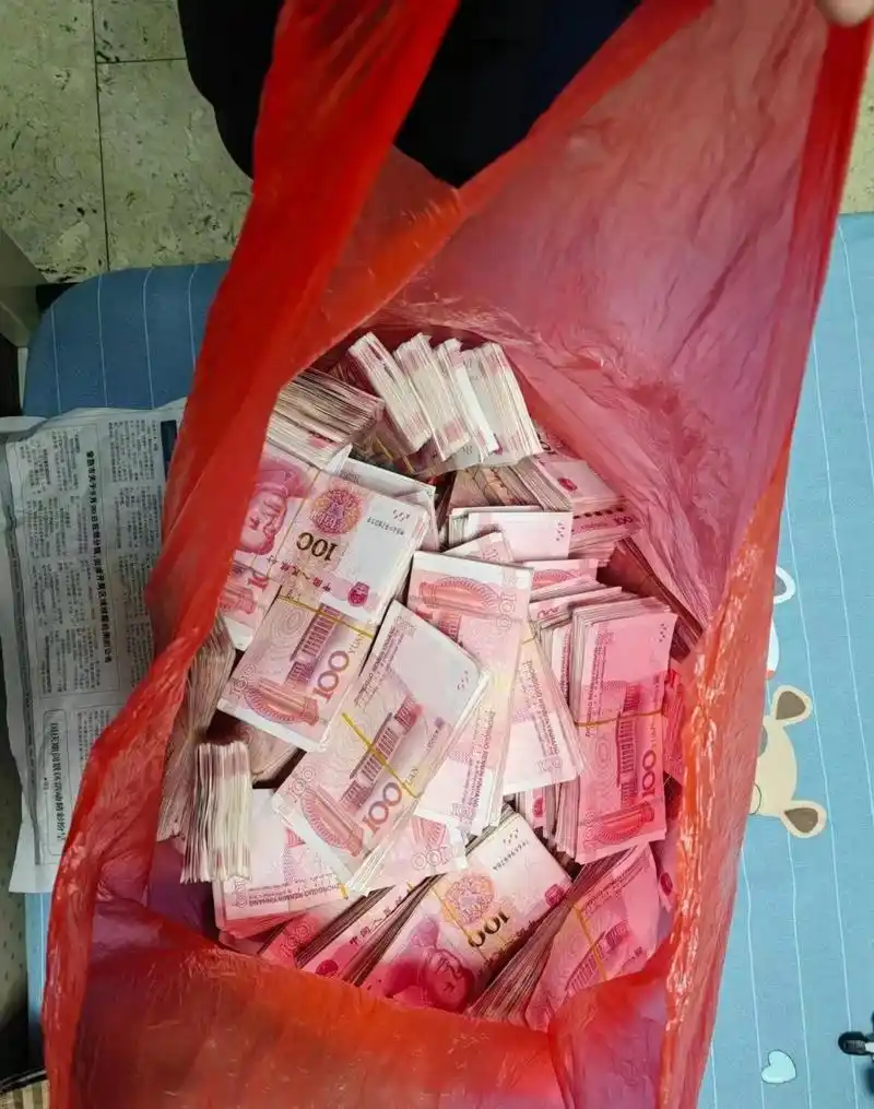 我说我要买房,老爸提了这一袋钱给我