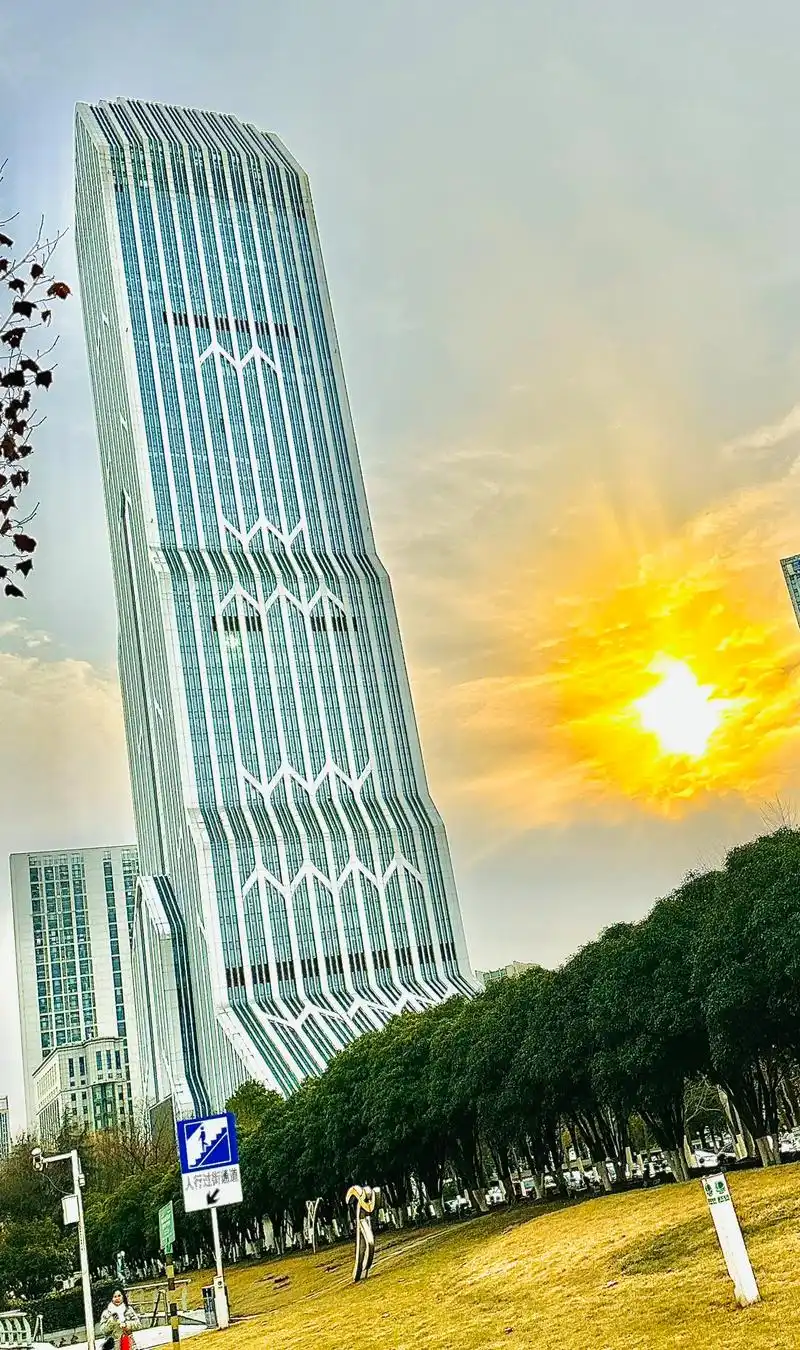 原来火箭造型的这栋楼是长江日报!首次见面