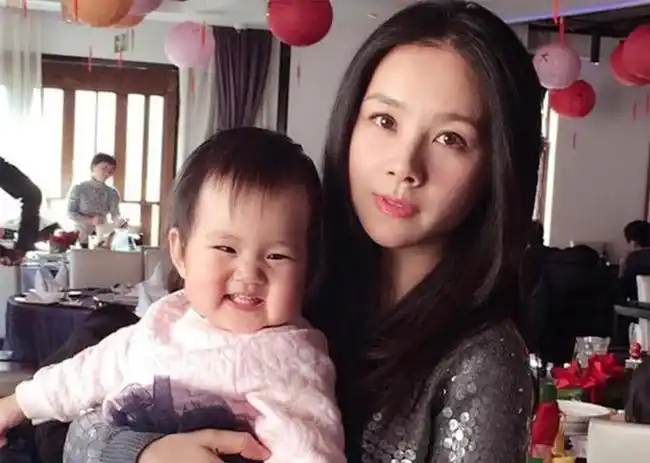 41岁何琳一家近照曝光,老公长相无法描述