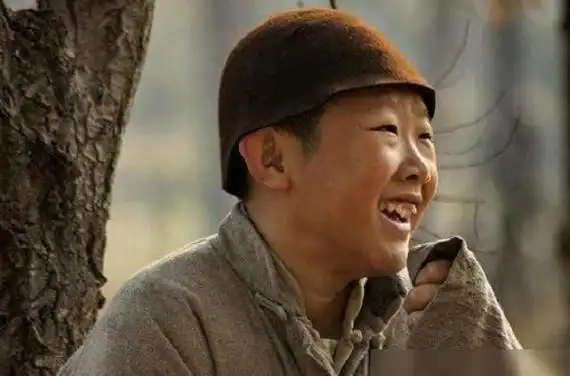 他曾出演《闯关东》,35岁身高158还演孩子,和老婆同框如母子