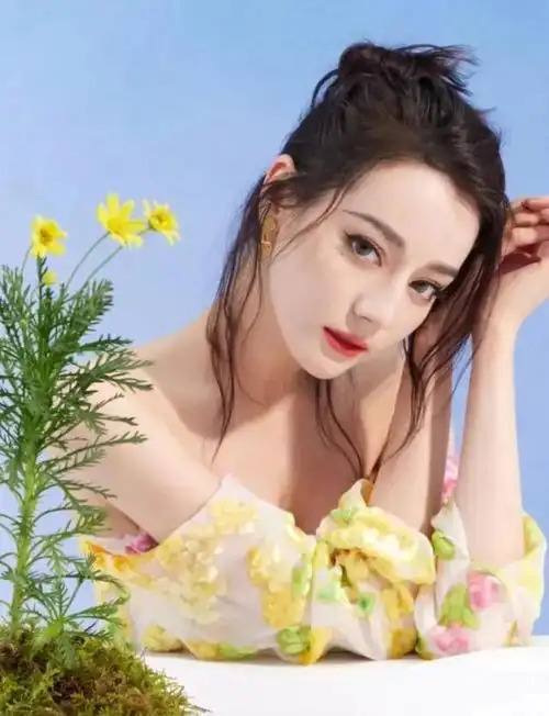 判断1个女人老了没,可以观察她身上"4个表现",想藏是藏不了的