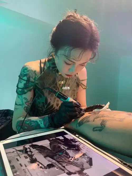 成都纹身纹身师女生纹身