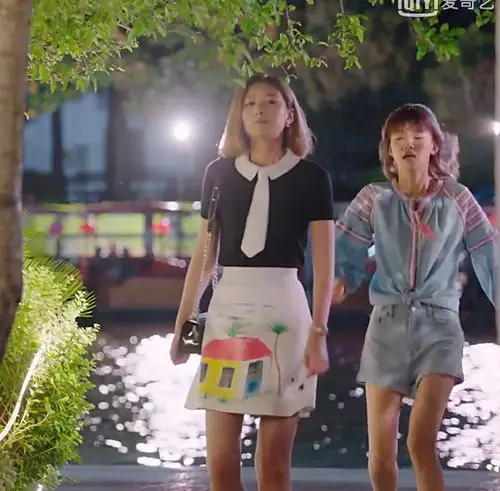 张雨欣同款衣服_因为遇见你同款吴优张雨欣明星同款黑色上衣白色短裙