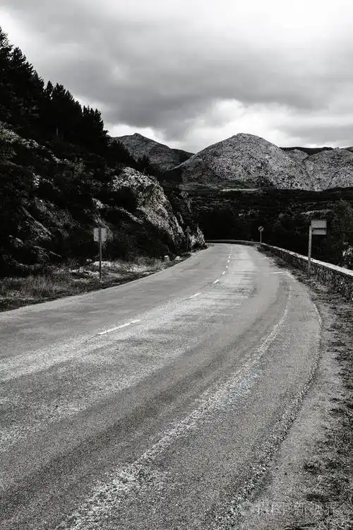 西班牙欧洲山峰蜿蜒曲折的沥青路