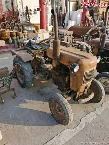 洛阳一拖生产的东方红拖拉机正常摇动一下就起来12马力包老纪念意