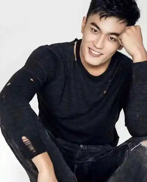 吴旭东的故事不仅仅是一个演员的奋斗史,更是一个关于坚持,勇气和生命