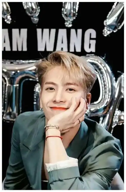 王嘉尔迷人身材护肤达人颜值超群