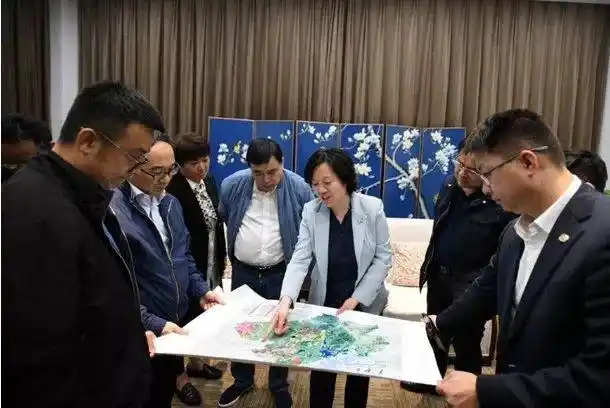 报道称,朱桂云书记代表新区对中铁置业总经理朱洁,嗨球科技董事长